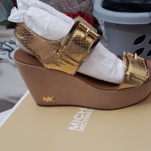 Michael kors tan gold wedges